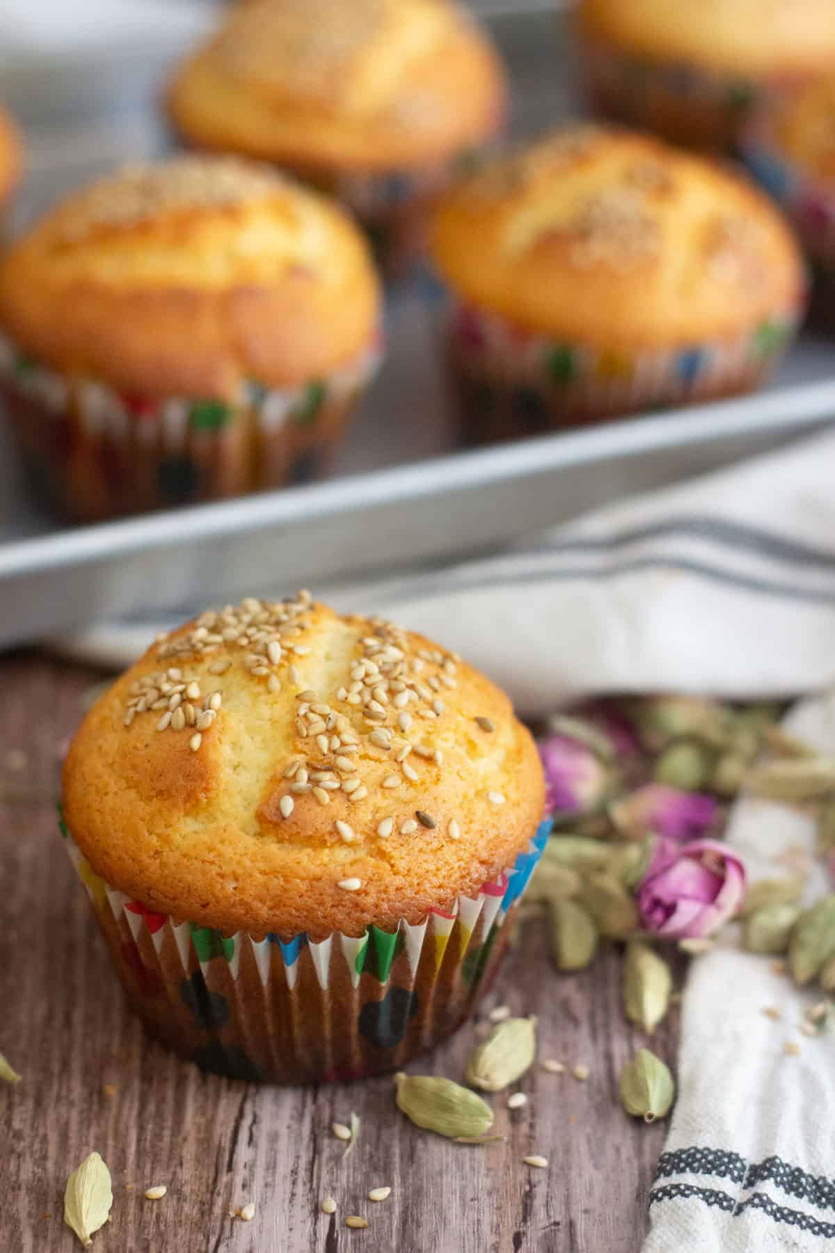 کیک یزدی با تزئین کنجد
