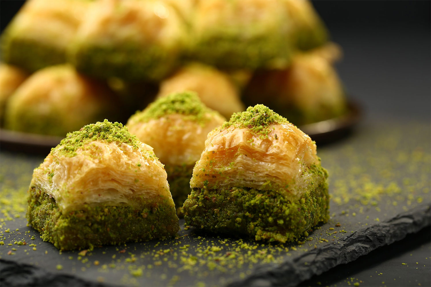 در حال حاضر در حال تماشای این مورد هستید آموزش کامل طرز تهیه باقلوا با خمیر خانگی + فوت و فن‌های طلایی